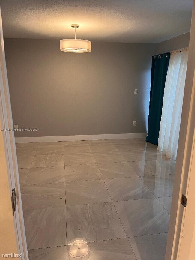 Building Photo - 3 br, 2.5 bath Townhome - 11712 SW 13th St