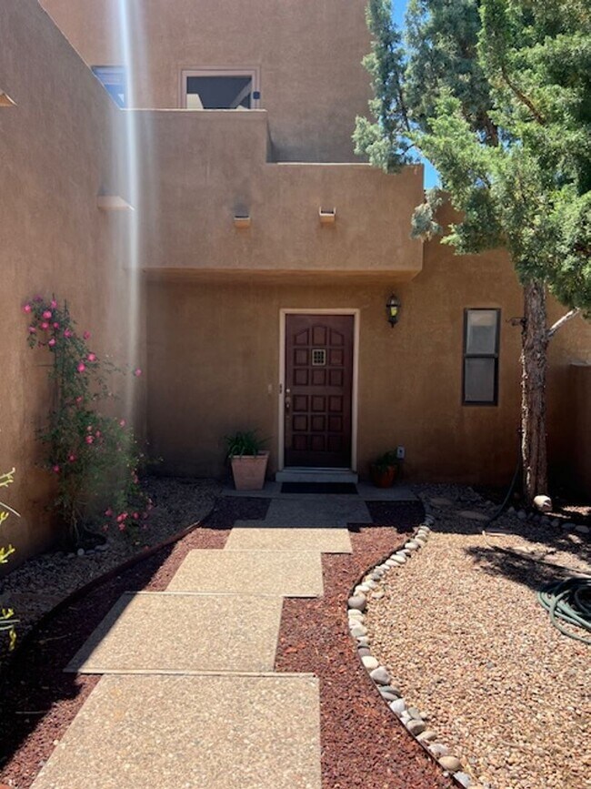 Building Photo - View, Views and more Views! Beautiful Exec...