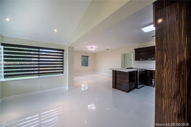 Foto del edificio - 1748 NE 180th St