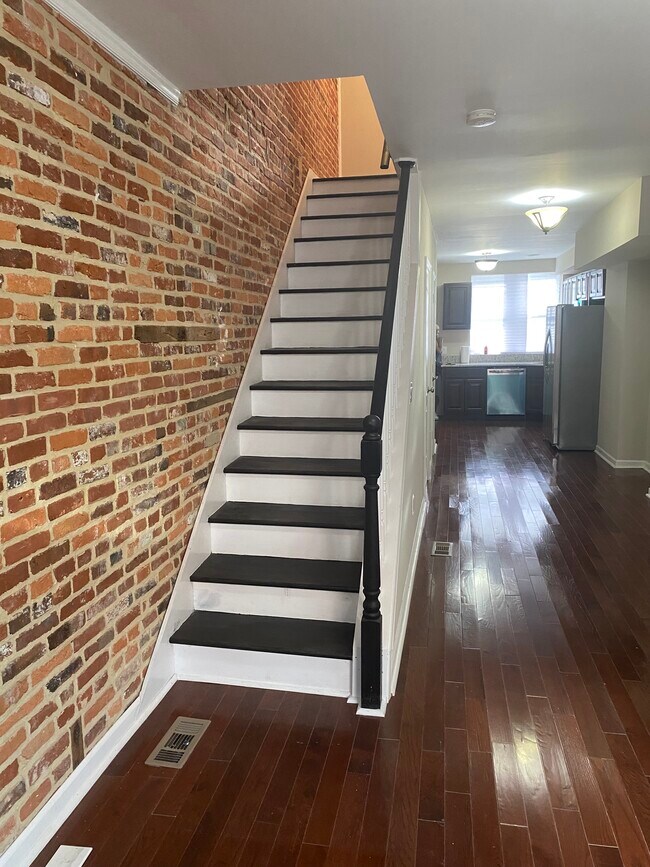 Entry way - 418 N Bradford St