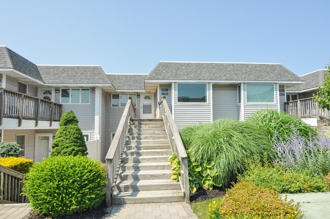 Building Photo - 806 Bluffs Dr N
