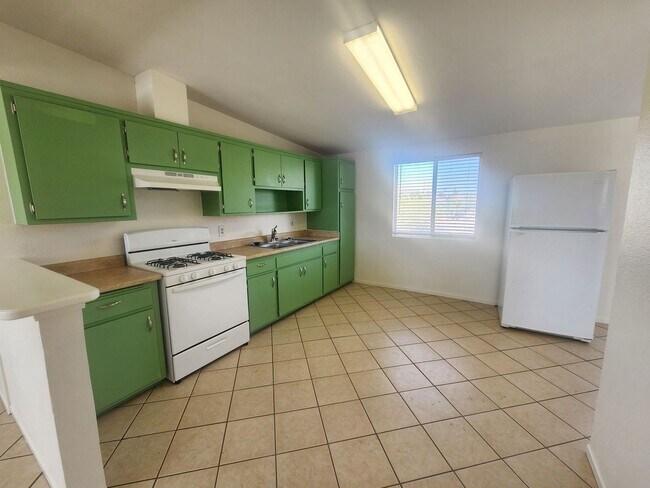Building Photo - Don't Miss This Cute, Centrally Located 29...