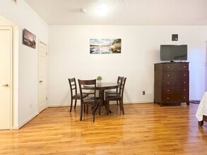 Building Photo - 10855 Meadowglen Ln