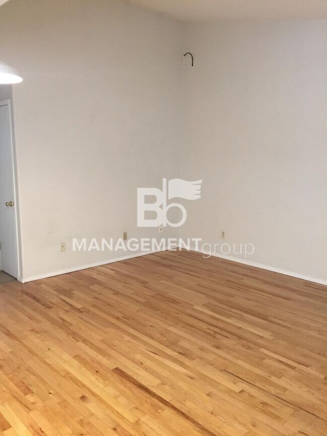 Building Photo - Well maintained Overlook neighborhood tri-...