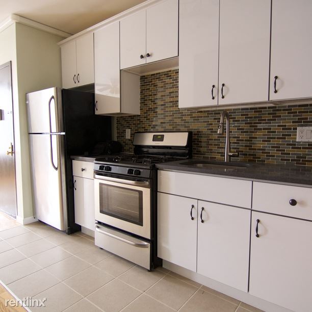 Building Photo - 204 Macdonough St