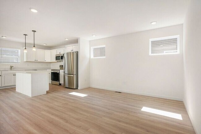 Building Photo - 1637 Kennedy