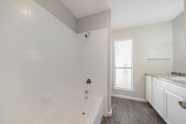 Foto del edificio - Wyngate Townhomes 3924W