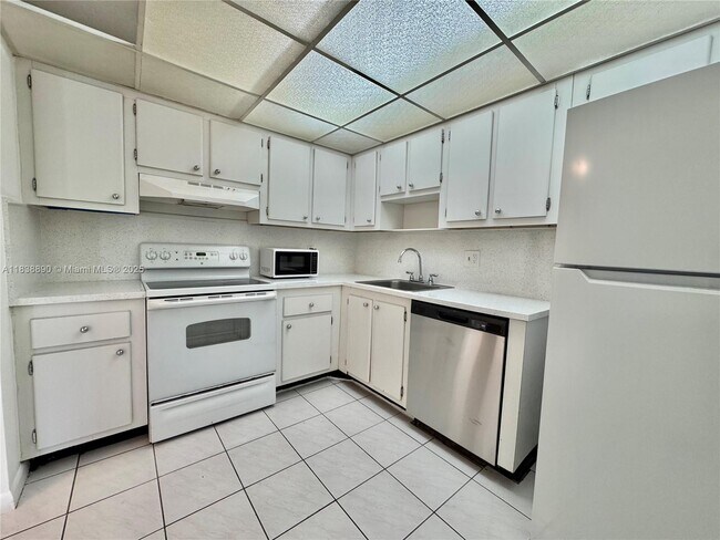 Foto del edificio - 1300 NE Miami Gardens Dr