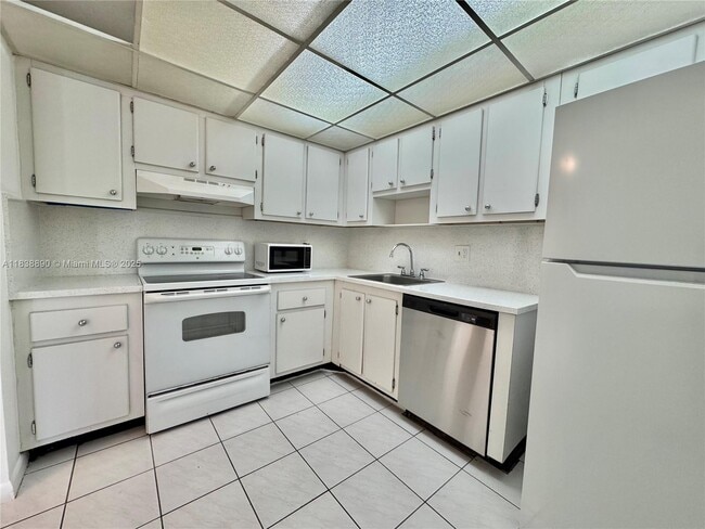 Building Photo - 1300 NE Miami Gardens Dr