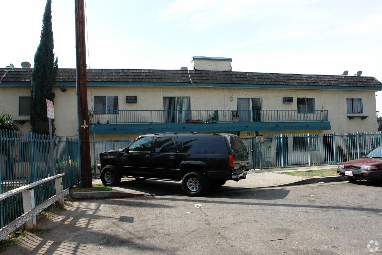 Edificio - 14700 Strathern St