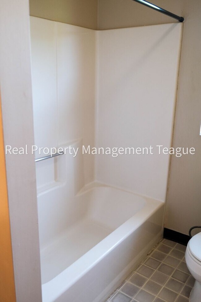 Building Photo - Pine Lane 32 B
