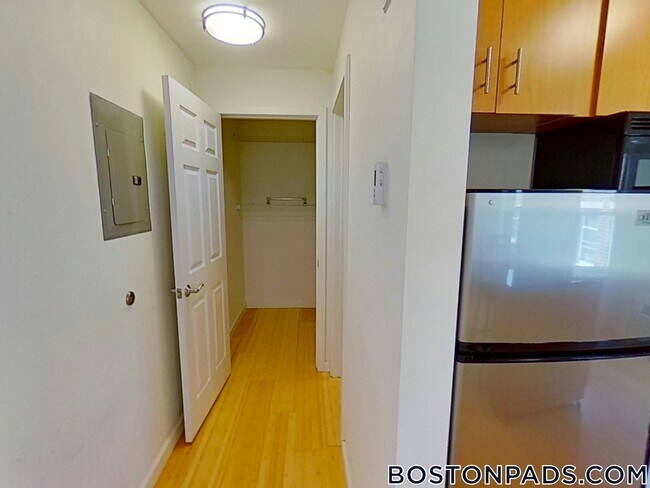 Building Photo - 461 Park Dr