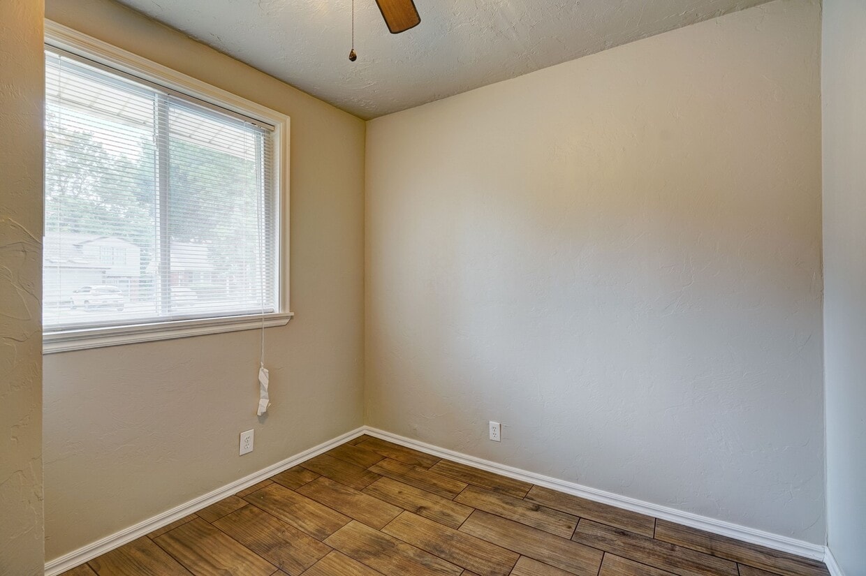Primary Photo - Renovated 3-Bed Gem Minutes from OU & Camp...