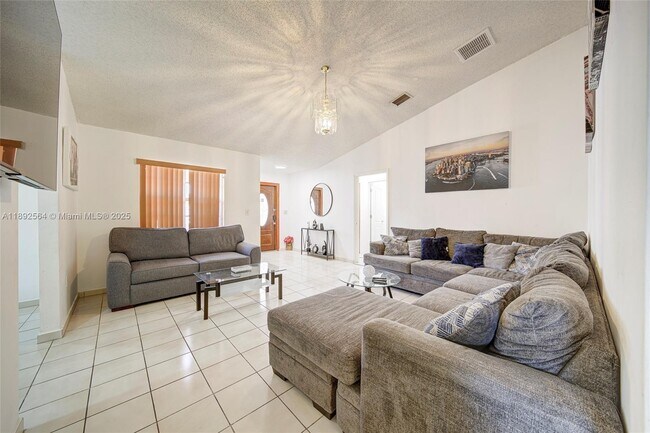 Foto del edificio - 3044 SW 7th St