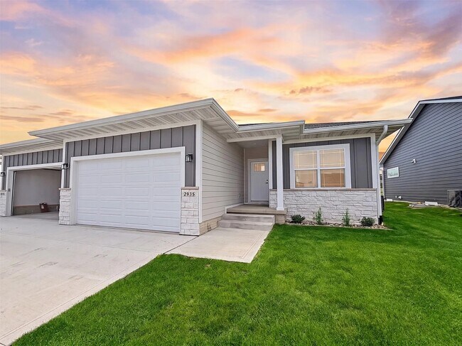 Building Photo - 2935 Lake Hill Dr