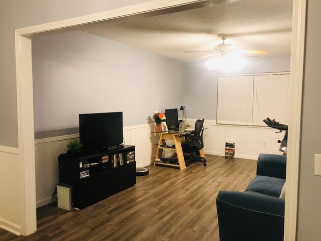 Building Photo - 117 Towne Park Dr W