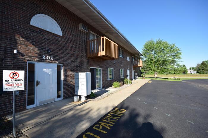Primary Photo - Large 3 Bedroom-White Lake