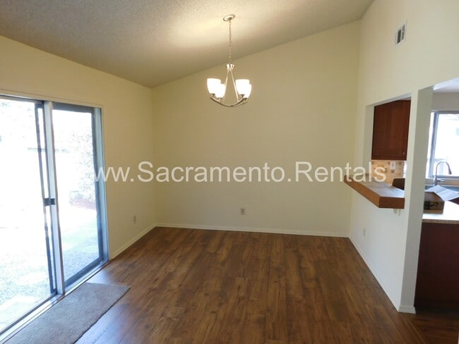 Building Photo - Great 3bd/2ba Home with 2 Car Garage!