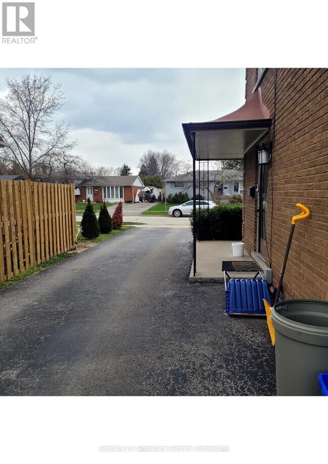 Photo du bâtiment - 1374 Charles Dr