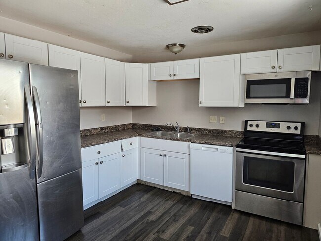 Foto del edificio - 4 Bedroom Bi Level with Large Yard and 2 Car Garage