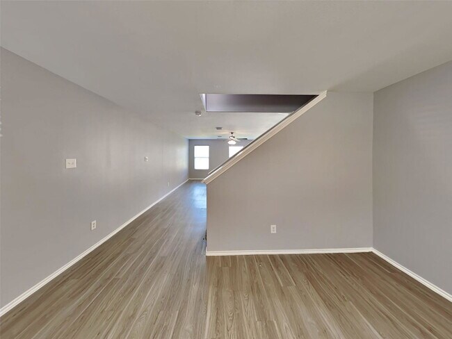 Foto del edificio - 2203 Shady Birch Dr