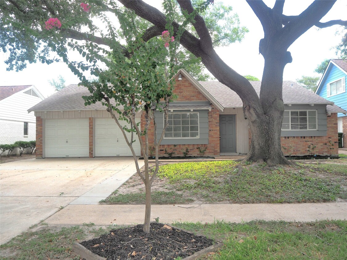 Primary Photo - 3218 Crestdale Dr