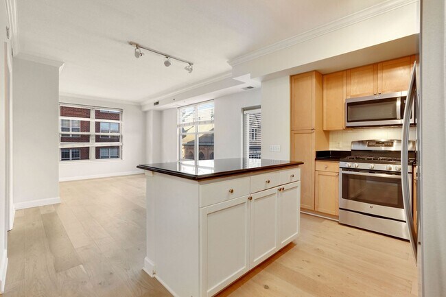 Foto del edificio - Professionally Managed and Updated// 2 Bedroom 2 bathroom Condo// Logan Circle! // Garage Parking...
