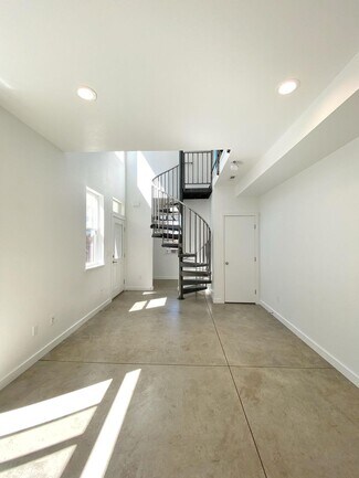 Building Photo - 446 Roberts St