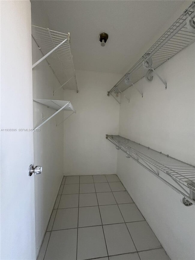 Foto del edificio - 8425 Harding Ave