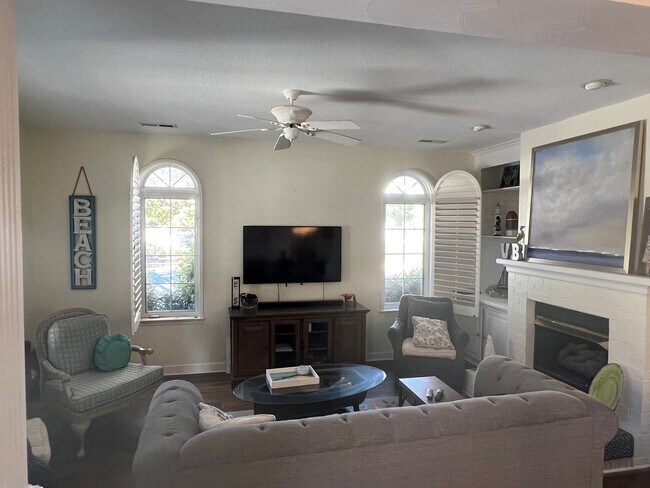 Building Photo - LYNNHAVEN SHORES