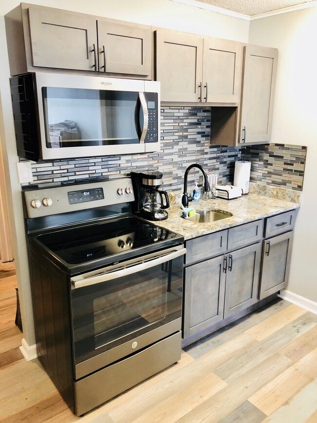 Foto del edificio - Fantastic location! FURNISHED 1bed/1bath available for March 2026 move in!