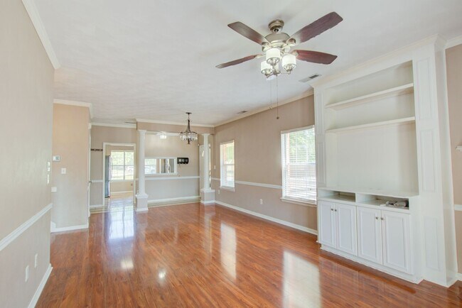 Building Photo - 4 Bedroom, 3 Bath, End Unit Townhome in Ce...