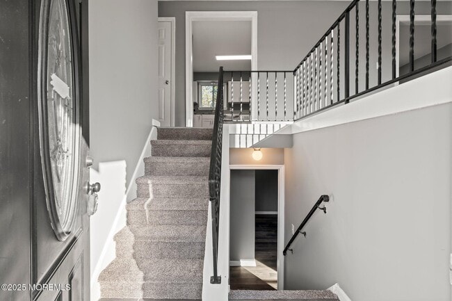 Building Photo - 2344 Fernwood Ave