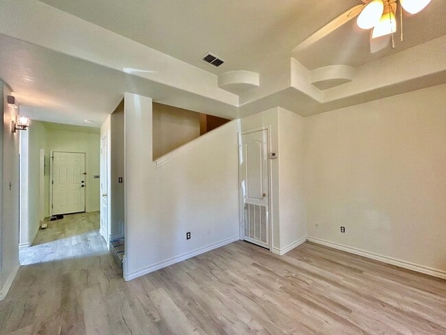 Building Photo - 1000 Ranchway Dr