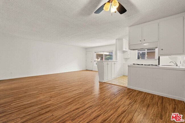 Foto del edificio - 15540 Moorpark St