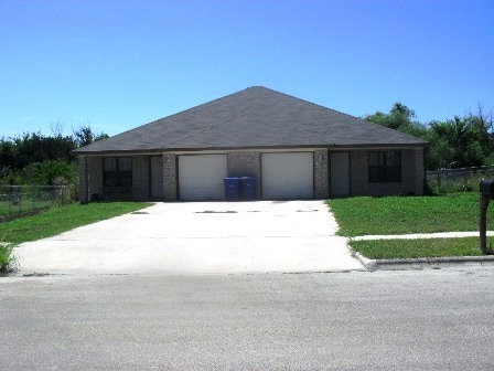 Building Photo - 305 Janelle Dr