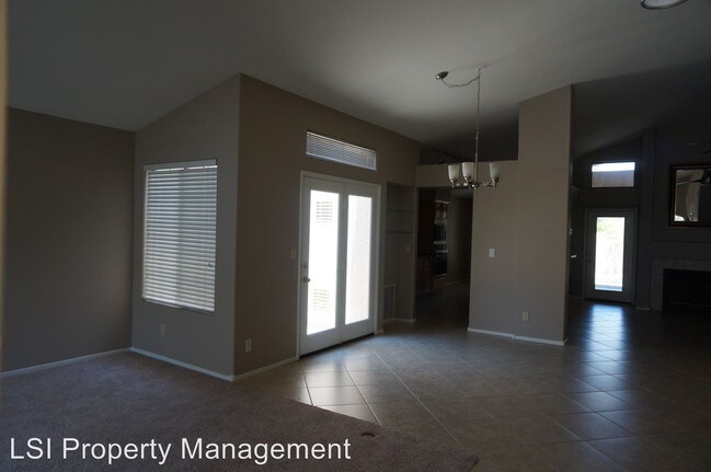 Building Photo - 2640 Pershing Cir