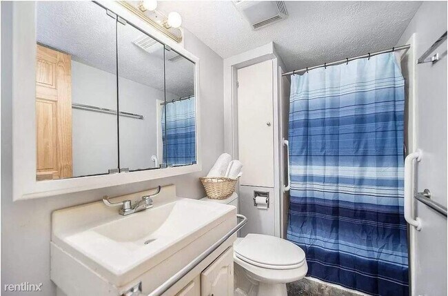 Foto del edificio - 1 br, 1 bath Duplex - 11590 North Lake Sid...