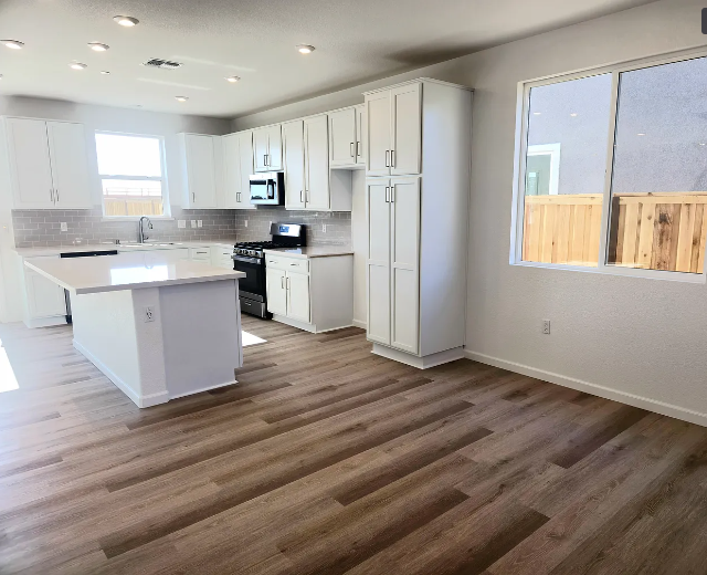 Kitchen - 1060 Hollowbrook Rd