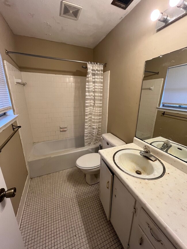 Building Photo - 211 Henderson St