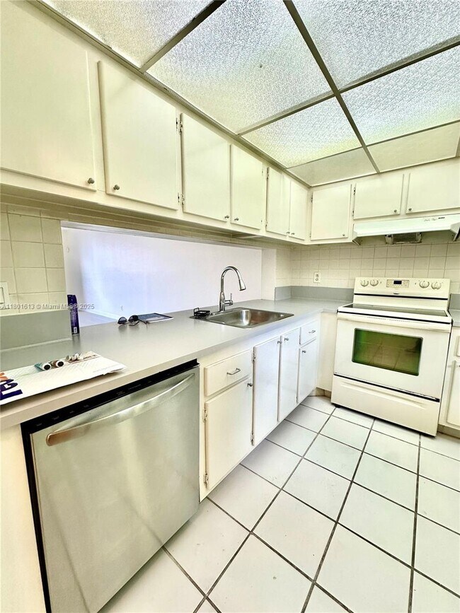 Foto del edificio - 7175 Orange Dr