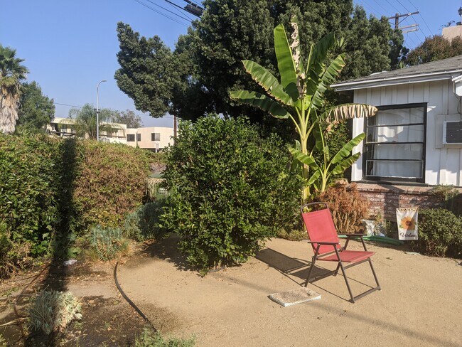 Foto del edificio - 6906 Woodley Ave