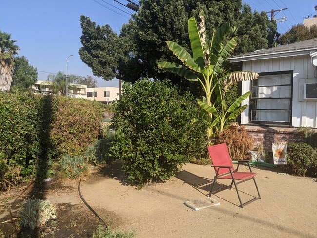 Building Photo - 6906 Woodley Ave