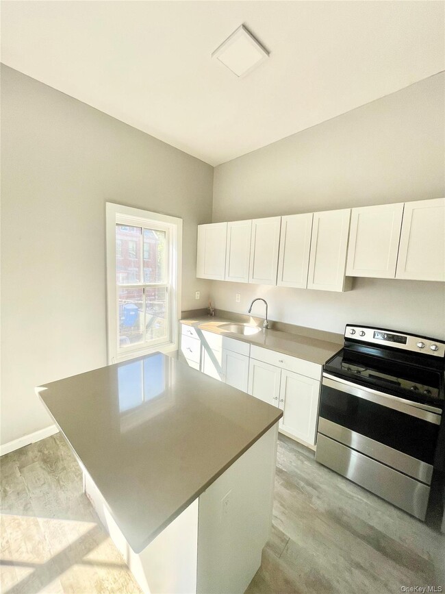 Building Photo - 2 Liberty St