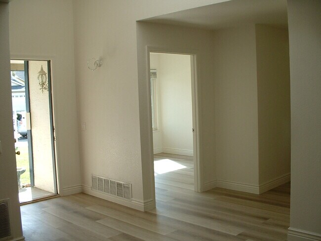 Foto del edificio - 6105 Hutton Ct