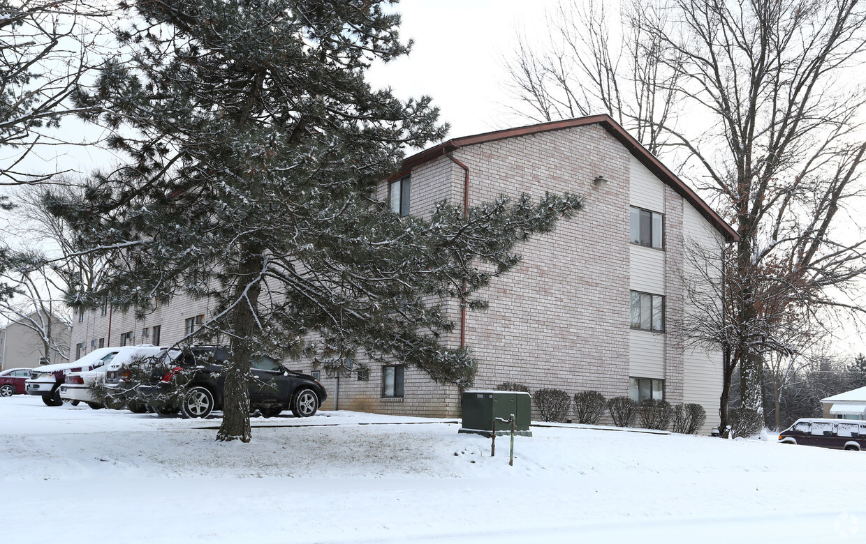 Building Photo - Kenmore Apartments and Townhomes