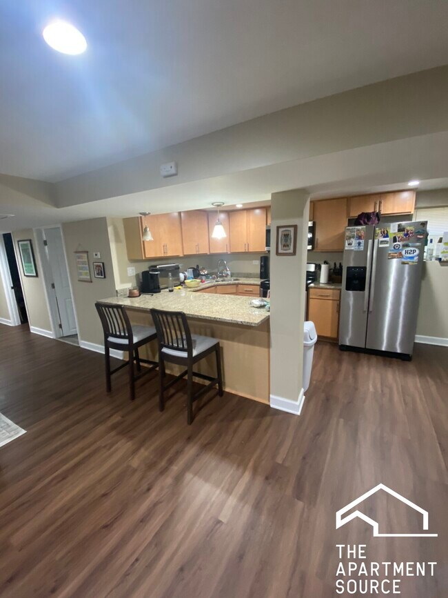 Building Photo - 2118 N Avers Ave