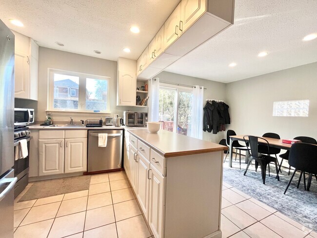 Building Photo - 148 Thorndike St