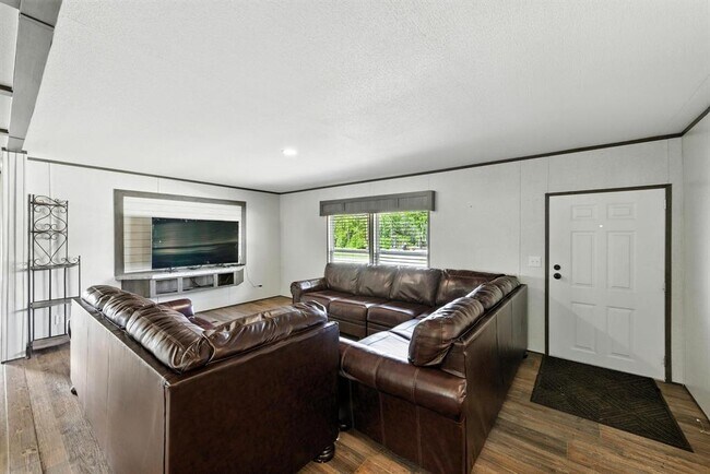 Building Photo - 102 Pink Dahlia Dr