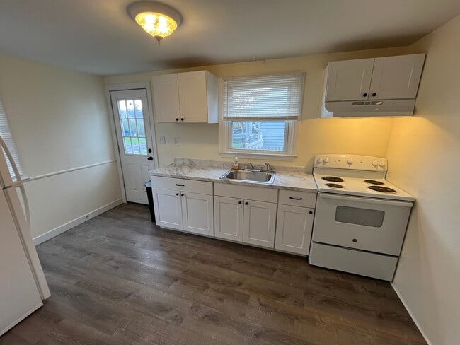 Kitchen - 107 Douglas Ave